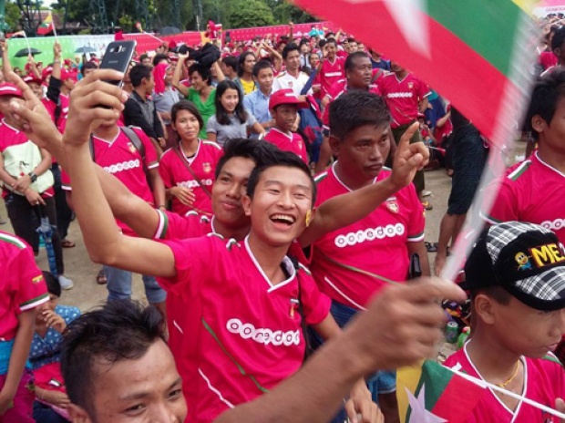  เก็บตกภาพสีสัน กองเชีย พม่า นัดชิงแชมป์ ซีเกมส์ 2015  กับ ทีมชาติไทย