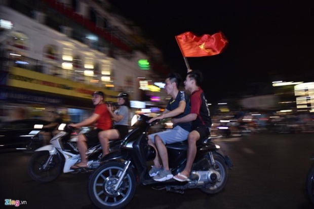 แฟน‘เวียดนาม’ฉลองชัยโบกธงสะบัดทั่วถนน หลังลิ่ว8ทีมศึก‘เอเชี่ยนเกมส์’