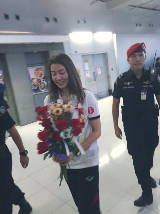 คนไทยแห่กริ๊ดต้อนรับทัพลูกยางสาวไทยสนั่นสุวรรณภูมิ
