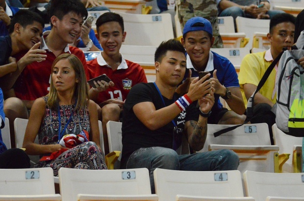  พกแฟนมาด้วย!!! ชัปปุยส์ ควง เมลานี แฟนสาว เกาะขอบสนามเชียร์ทีมชาติไทย!!