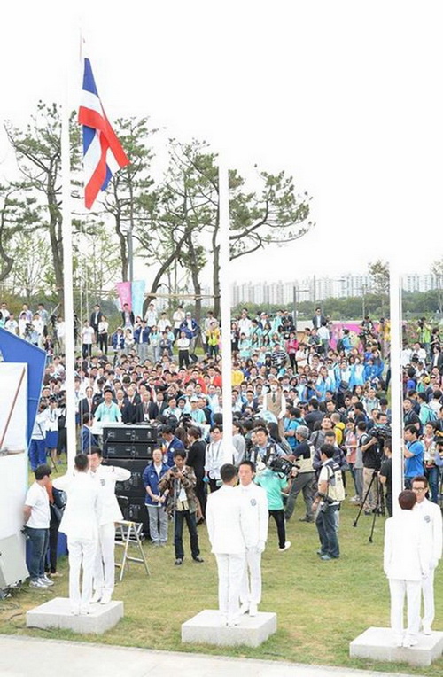 พิธีเชิญธงชาติไทยขึ้นสู่ยอดเสา ภายในหมู่บ้านนักกีฬา 
