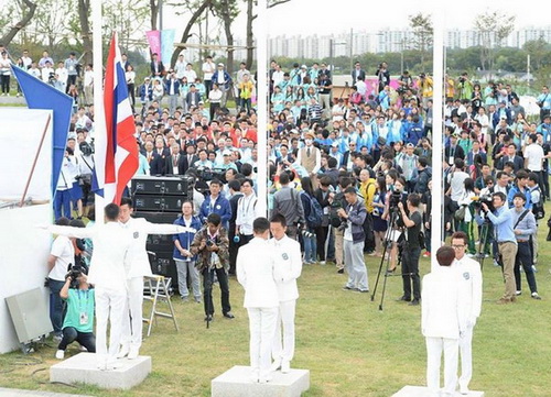 พิธีเชิญธงชาติไทยขึ้นสู่ยอดเสา ภายในหมู่บ้านนักกีฬา 
