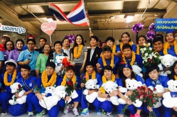 แข้งสาวชุดบอลโลกกลับถึงไทย มาดามแป้งลั่นจ่อลุยคัดโอลิมปิก