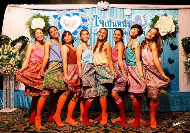  ภาพนี้ต้องขยาย!!! ห้ามพลาด ทีมนักตบสาวไทยใส่ผ้าถุงโชว์เต้น มันส์เลยงานนี้ 