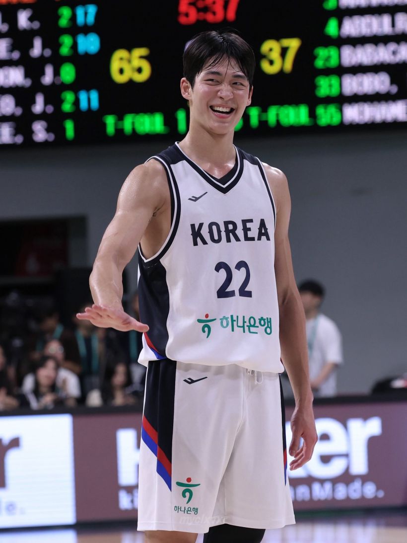 ไวรัลนักบาสหนุ่มชาวเกาหลีใต้ หล่อออร่าทำฮือฮาทั้งสนาม!