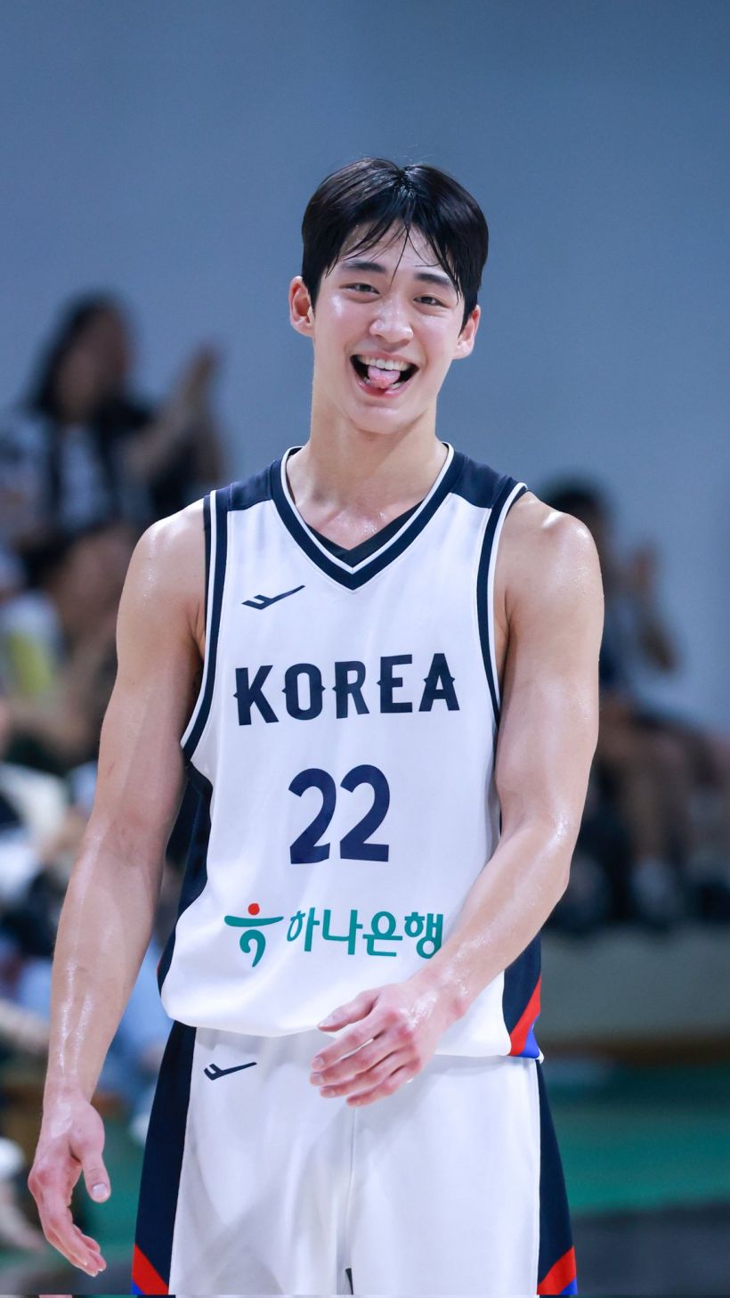 ไวรัลนักบาสหนุ่มชาวเกาหลีใต้ หล่อออร่าทำฮือฮาทั้งสนาม!