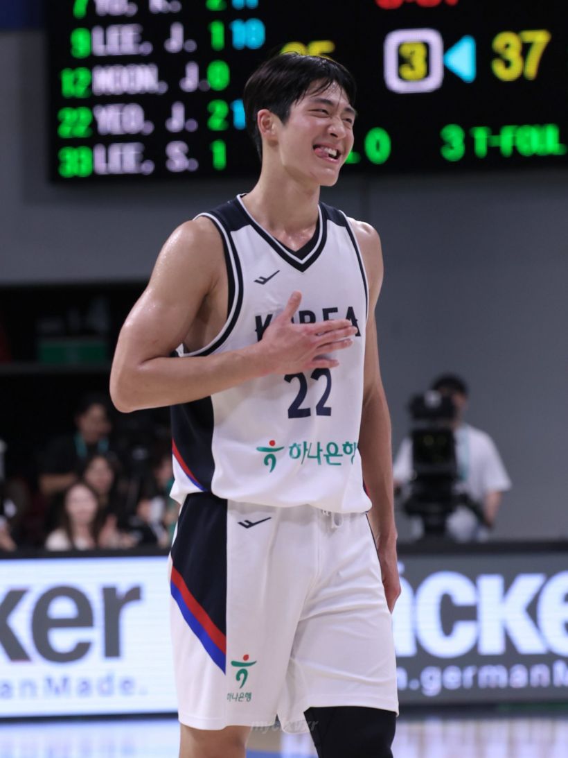 ไวรัลนักบาสหนุ่มชาวเกาหลีใต้ หล่อออร่าทำฮือฮาทั้งสนาม!