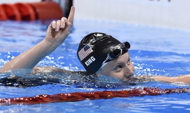 ดราม่าโอลิมปิก นักกีฬาว่ายน้ำสหรัฐฯ แสดงสัญลักษณ์ต่อต้านนักกีฬารัสเซีย