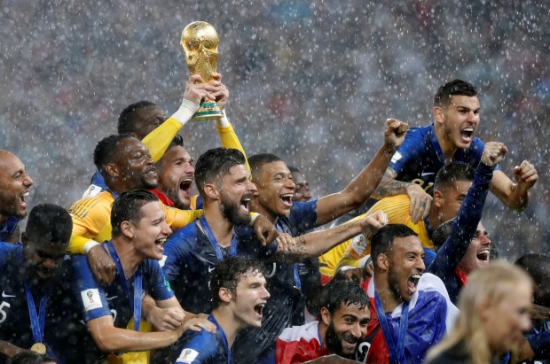 ชมบรรยากาศ ฝรั่งเศสฉลองแชมป์โลก2018 ท่ามกลางสายฝน (คลิป) 