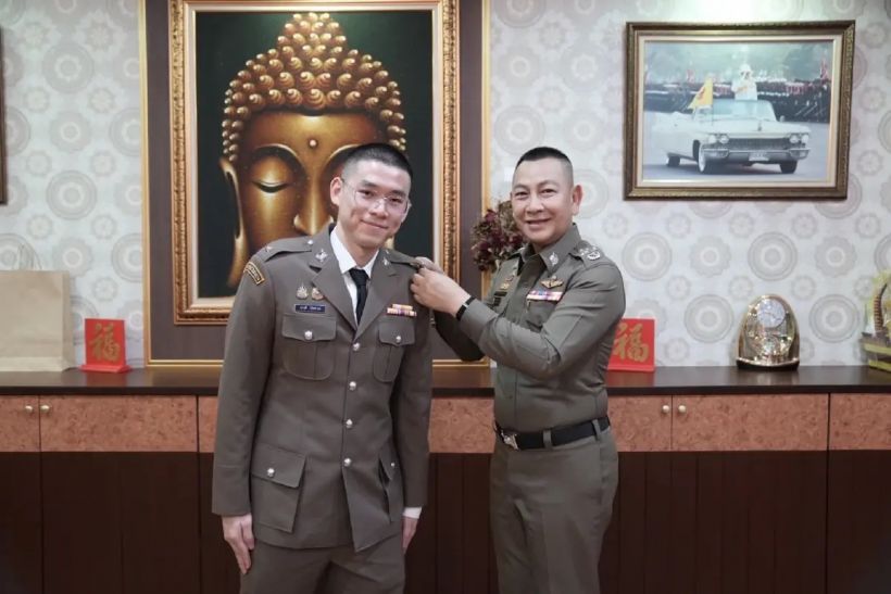 วิว กุลวุฒิ รับพิธีประดับยศ ร้อยตำรวจตรี อย่างเป็นทางการ