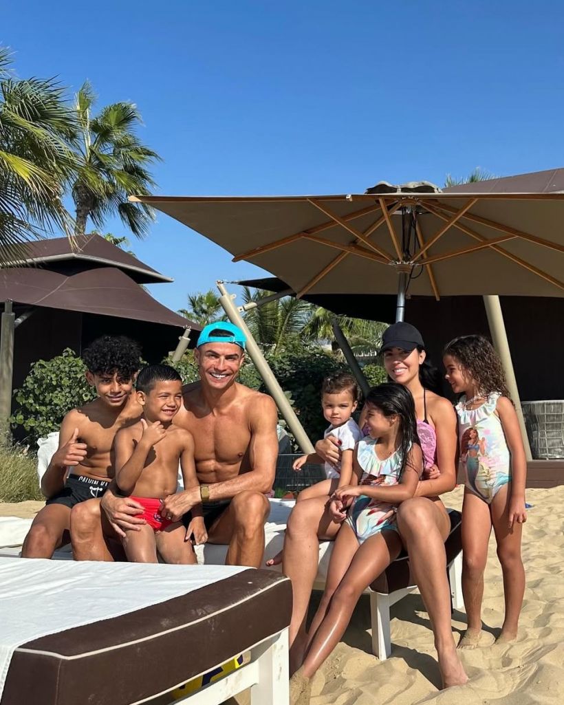 อยู่ไม่ได้แล้ว..โรนัลโดนั่งเจ็ตส่วนตัว หอบลูกเมียหนีภัยสงคราม