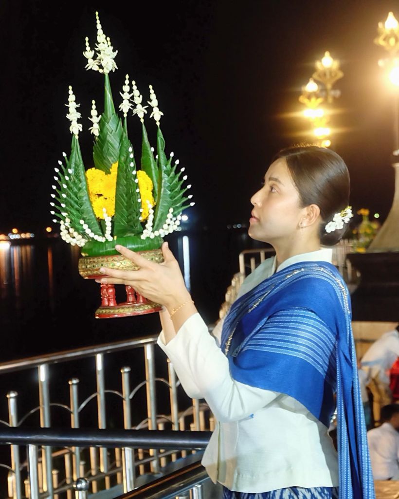 งามอย่างไทย! กัปตันชมพู่ สวมชุดไทย ไหว้ขอพรพ่อปู่พญานาค