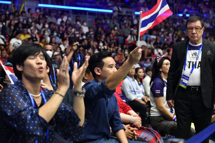 สนามแทบแตก!พิธาบุกเชียร์วอลเลย์บอลสาวไทยชนตุรกี