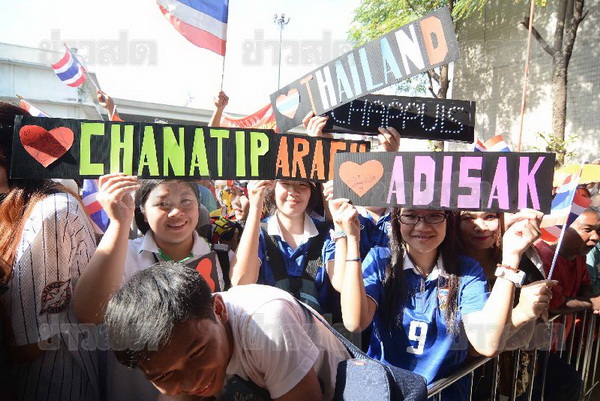 แฟนบอลกรี๊ดสนั่นดอนเมือง ต้อนรับช้างศึก  (มีคลิป)