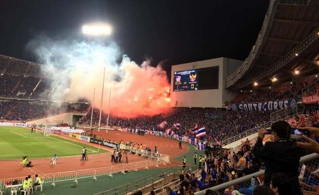 แฟนบอลไทยจุดพลุไฟข่มขวัญคู่ต่อสู้(อีกแล้ว) หลังไทยขึ้นนำอินโดฯ 1-0(มีคลิป)
