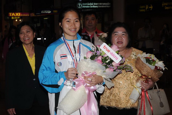 สาวน้อยคนเก่ง เมย์ รัชนก   ถึงไทยแล้ว แฟนๆแห่รับเพียบ!!!