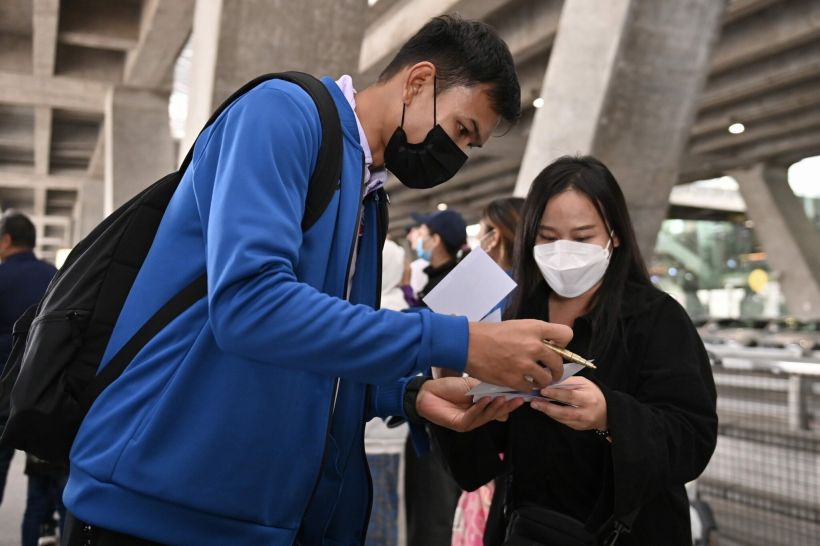 ธีราทรอ้อนแฟนเชียร์ในสนาม ล้างแค้นมาเลเซียนัดที่สอง