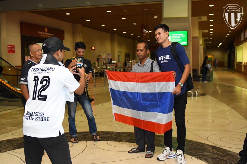 ชมภาพแฟนมาเลเซียรอรับ นักบอลทีมชาติไทย แบบอบอุ่นถึงสนามบิน 