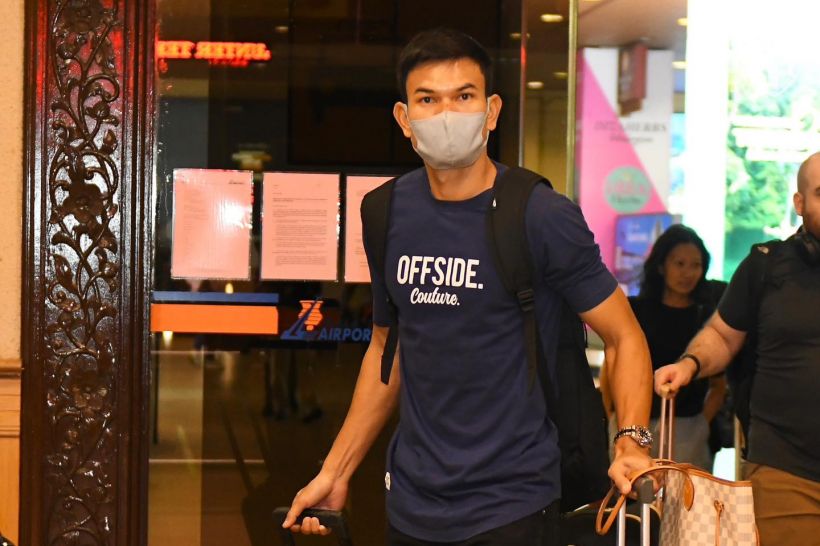 ชมภาพแฟนมาเลเซียรอรับ นักบอลทีมชาติไทย แบบอบอุ่นถึงสนามบิน 
