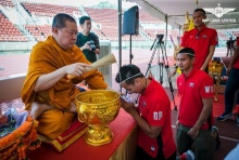 เอาอย่าง เลสเตอร์! ‘บียู’ นิมนต์พระทำบุญให้พรลุยไทยลีก