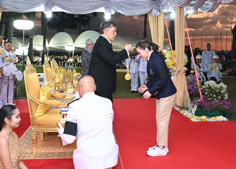 ในหลวง พระราชทานเหรียญรางวัลฯพระราชินี ทรงรับเหรียญทอง