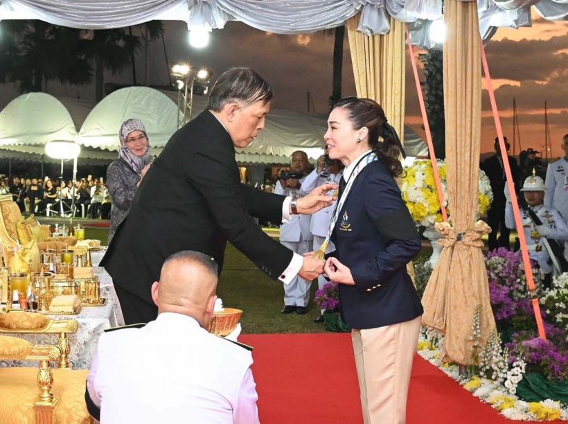 ในหลวง พระราชทานเหรียญรางวัลฯพระราชินี ทรงรับเหรียญทอง