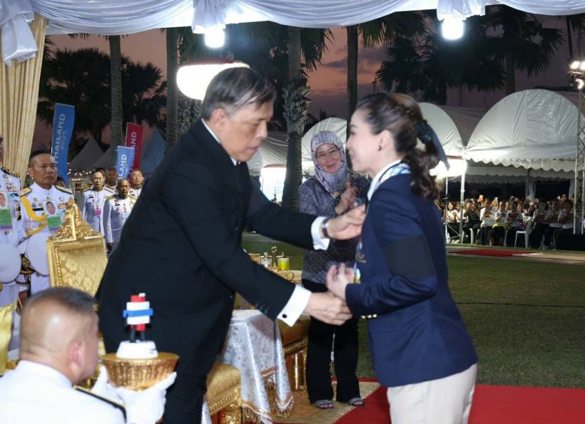 ในหลวง พระราชทานเหรียญรางวัลฯพระราชินี ทรงรับเหรียญทอง