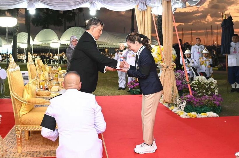 ในหลวง พระราชทานเหรียญรางวัลฯพระราชินี ทรงรับเหรียญทอง