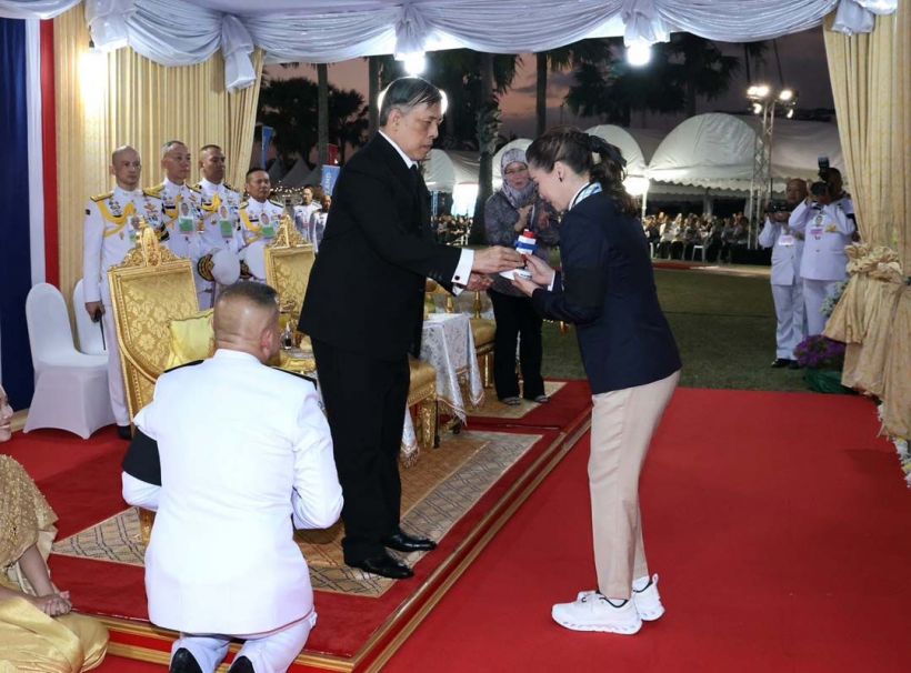 ในหลวง พระราชทานเหรียญรางวัลฯพระราชินี ทรงรับเหรียญทอง