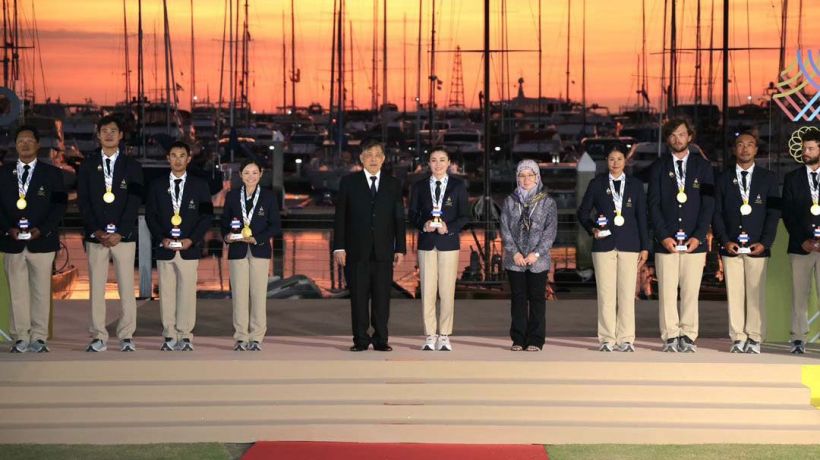 ในหลวง พระราชทานเหรียญรางวัลฯพระราชินี ทรงรับเหรียญทอง