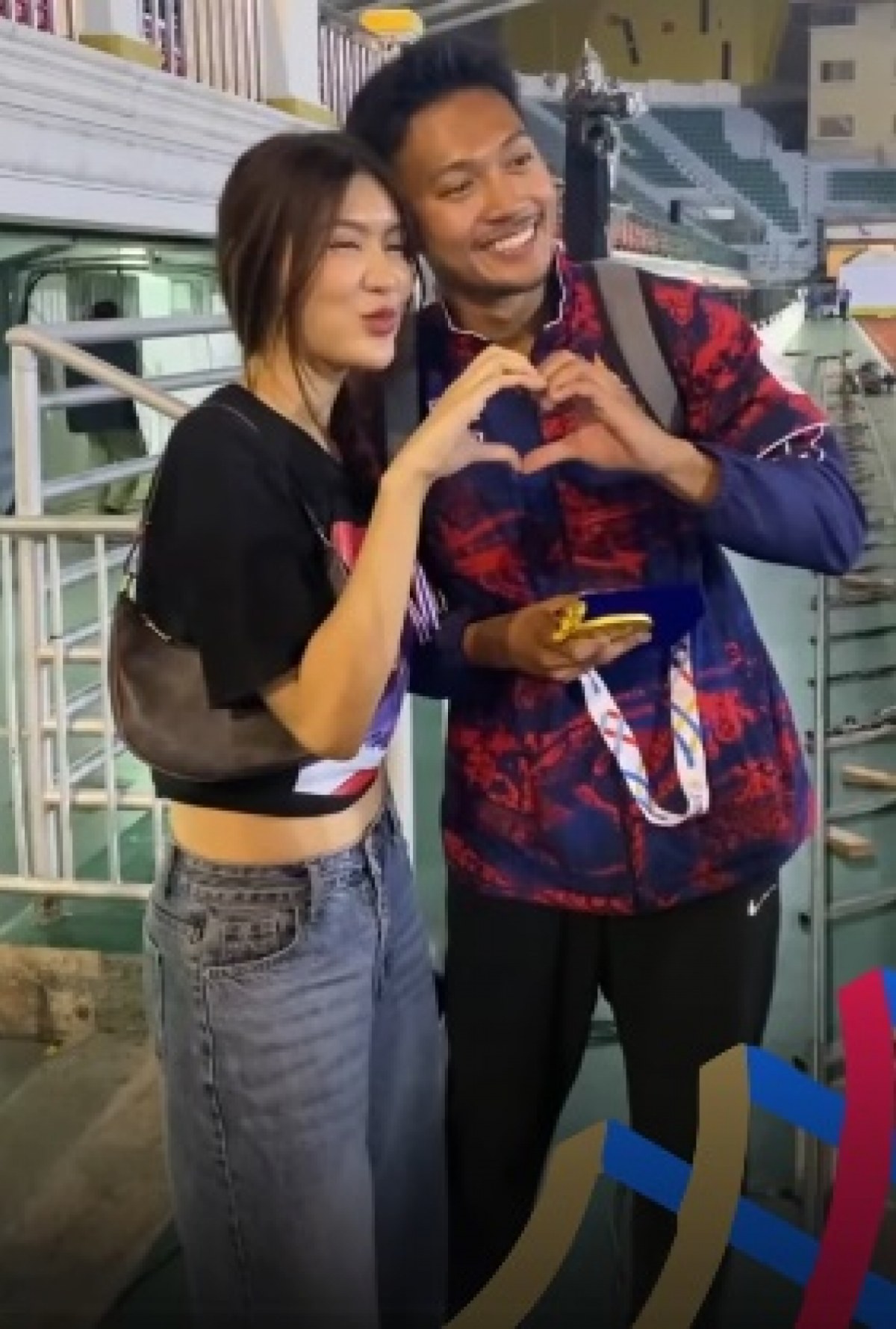 ชาวเน็ตแห่แชร์ โมเมนต์เทพบิวกับสาวสวยหลังโชว์เทพคว้าทอง!