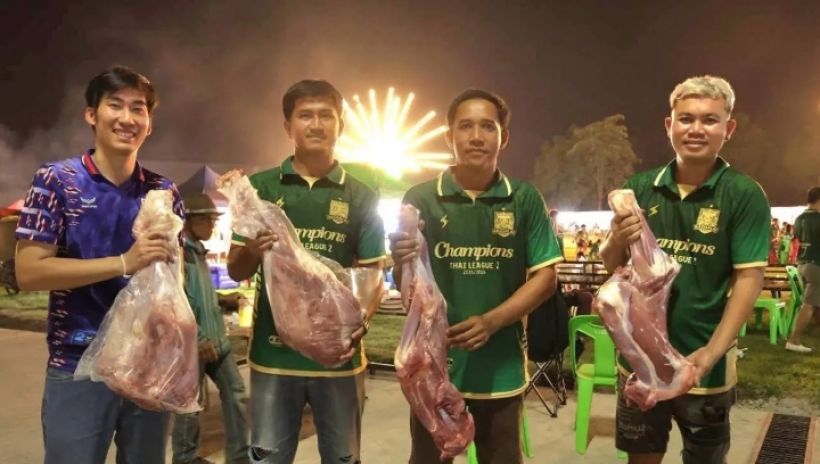 แฟนบอลราษีไศล ล้มวัวอัดฉีดทีม หลังเลื่อนชั้นสู่ไทยลีก1