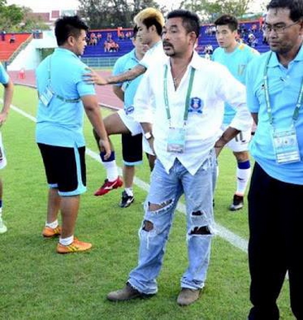 โค๊ช สมชาย  ให้เหตุผลถึงการใส่กางเกงยีนส์ขาดคุมทีม