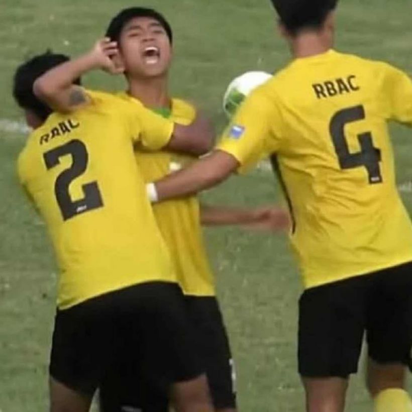 แฟนบอลคอมเมนต์เดือด แข้งทีมชาติเจตนาเล่นนอกเกมใส่นักเตะจุฬาฯ