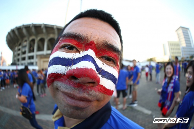 ภาพกองเชียร์ทีมชาติไทย เพ้นท์เป็นหน้าลายธงชาติ ก่อนเกม ไทย-อิเหนา