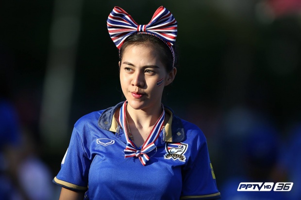 ภาพกองเชียร์ทีมชาติไทย เพ้นท์เป็นหน้าลายธงชาติ ก่อนเกม ไทย-อิเหนา