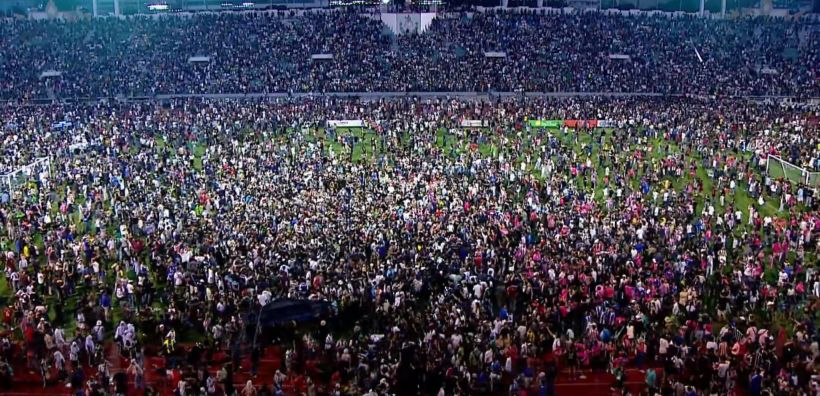 นักข่าวดังเคลื่อนไหวทันที หลังช่อง7ถูกติงปล่อยคนลงสนามจนล้น